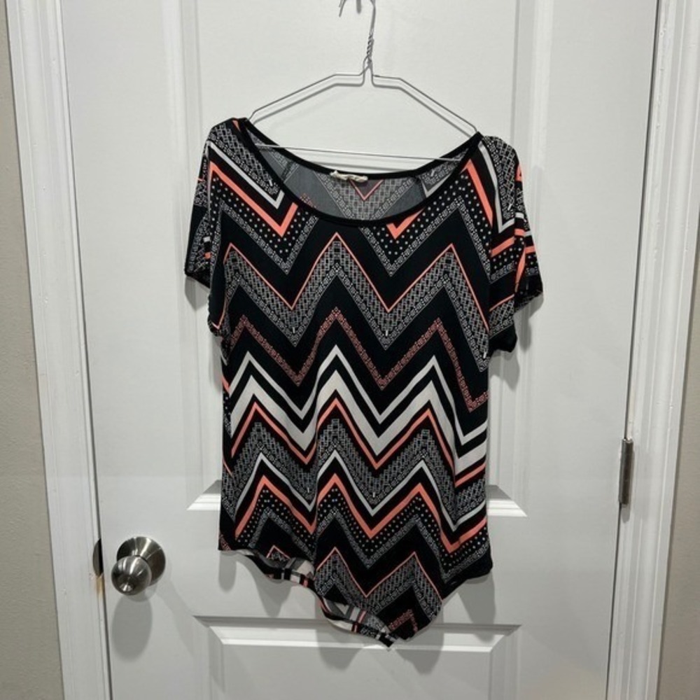Rue Juju Womens Short Sleeve Top Chevron Geometric Black White Coral Small